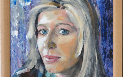 Leona s kapucí